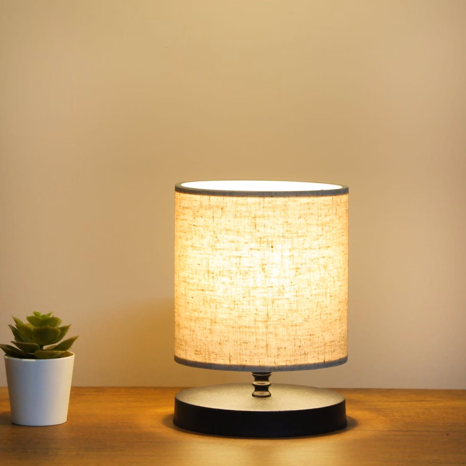 Opviq, lampada da tavolo di alta qualità, color crema, 15 x 15 x 22 cm | Corpo in tessuto, gambe in plastica, altezza con cavo: 100 cm | Attacco E14, max 40 W | Design elegante per ogni casa.
