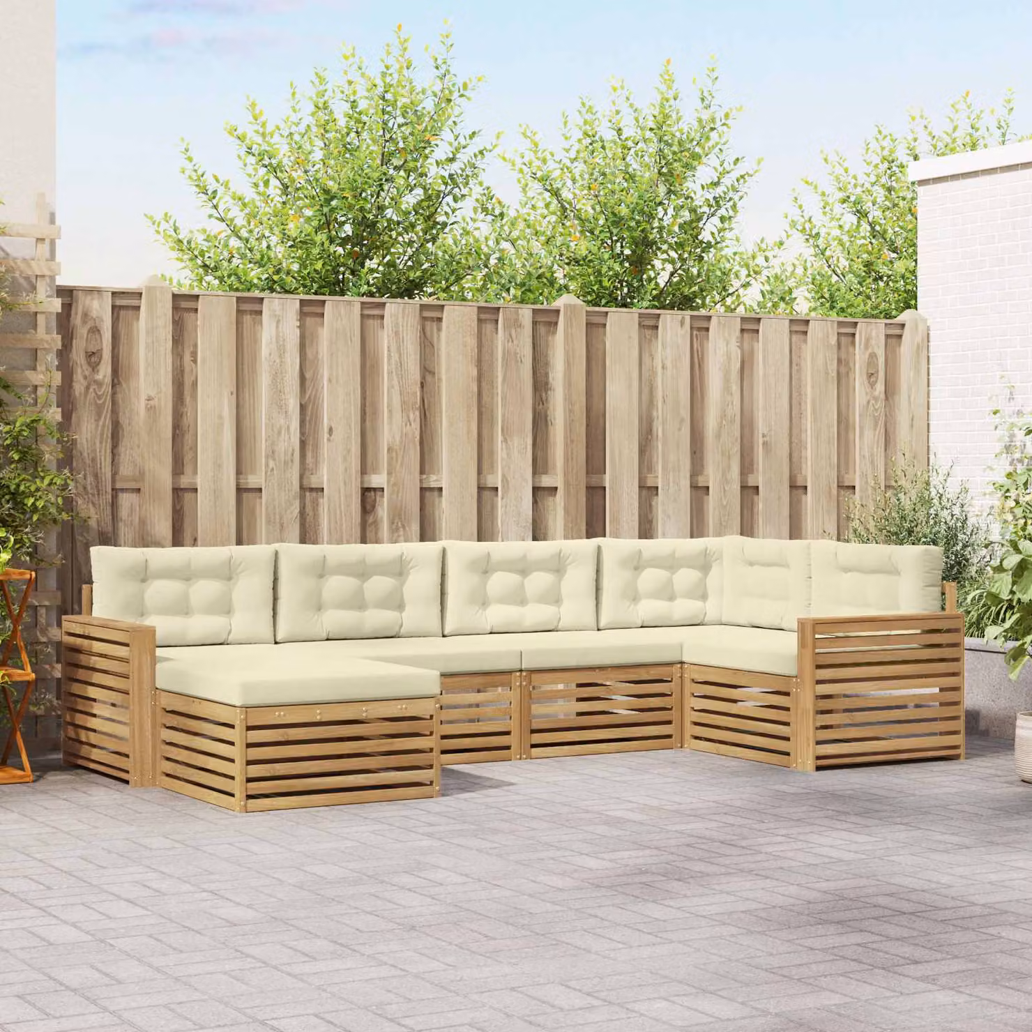 Set di divani da esterno vidaXL a forma di L composto da 6 pezzi in legno di acacia con cuscini bianchi e beige