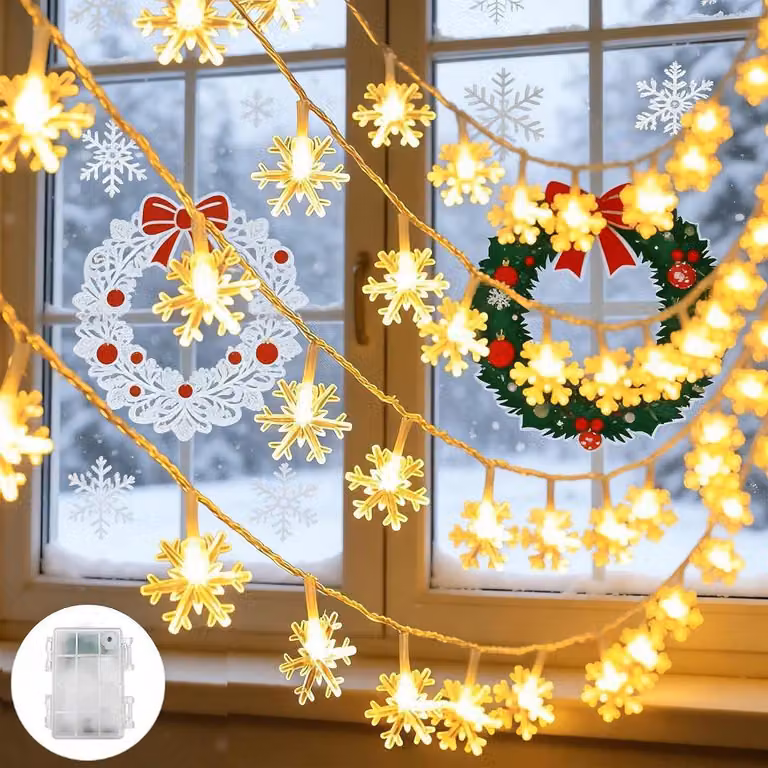 Catena luminosa a forma di fiocchi di neve, ideale per creare un'atmosfera suggestiva, lunga 4 metri e dotata di 20 LED. Funziona a batteria ed è adatta per l'illuminazione interna, come in camera da letto o in giardino