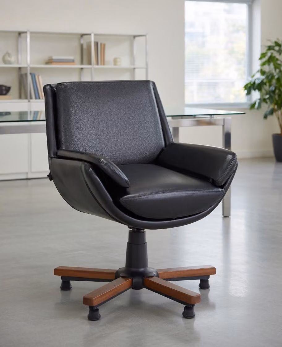 Comoda sedia da ufficio in ecopelle con struttura in legno, colore nero