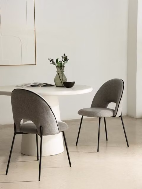 Sedia imbottita Vilna Kenay Home grigia con bordo nero e struttura in metallo