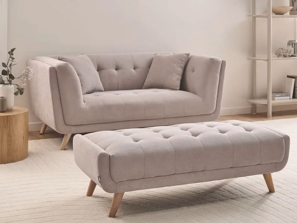 Divano a due posti Beliani in tessuto beige con poggiapiedi coordinato e cuscini decorativi, stile retrò con gambe in legno, L: 176 cm, P: 78 cm, H: 72 cm – 2