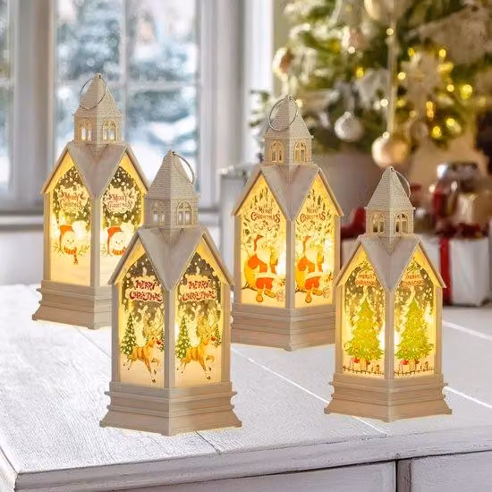 Set di 4 lanterne natalizie Unyqoos® a forma di casa, alimentate a batteria con luce LED bianca calda e tremolante, dimensioni 17,5 x 6,4 x 6,4 cm, 3 batterie a bottone per lanterna