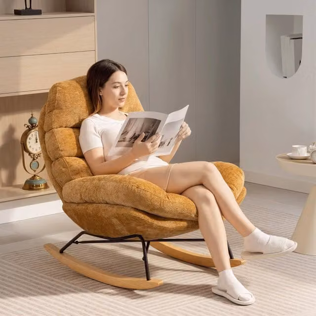 Poltrona a dondolo OKWISH imbottita in poliestere giallo con base in metallo e pattini in legno naturale