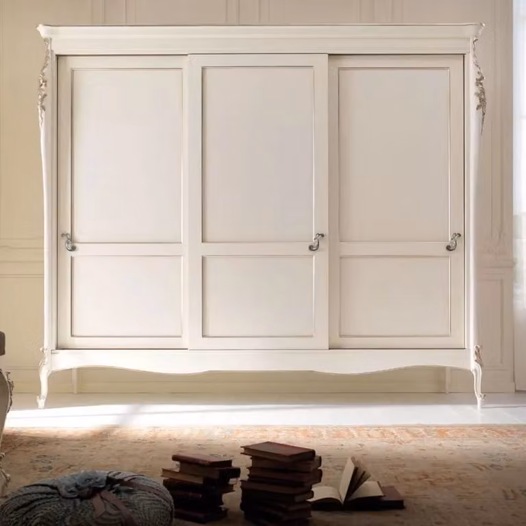 Armadio classico con 3 ante scorrevoli in legno con intaglio Mobili 2G colore avorio L: 300 cm, P: 69 cm, H: 250 cm