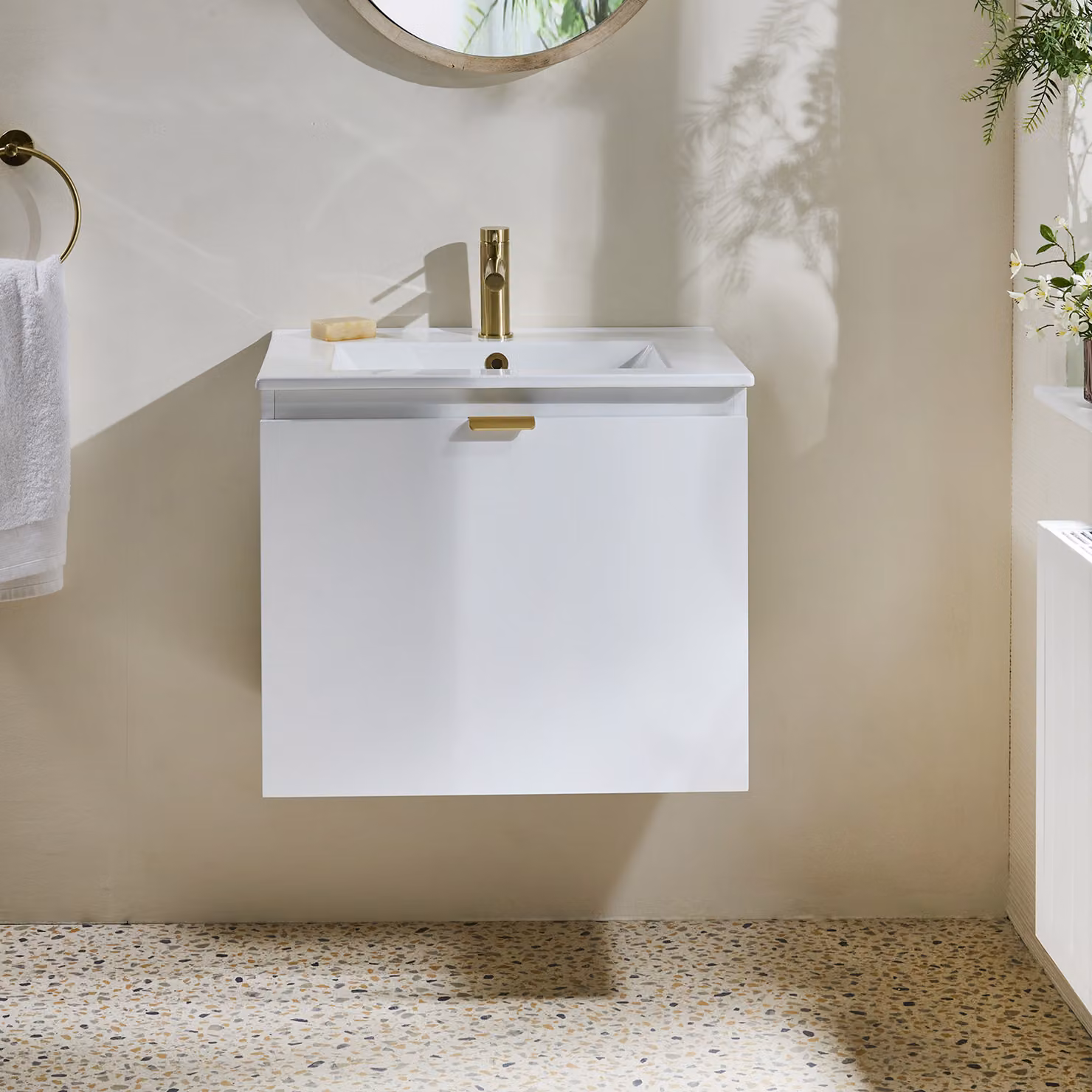 Mobile Bagno Bianco Sospeso da 600mm con Lavabo e Maniglia con Impugnatura a Dito in Oro Satinato - Cluo