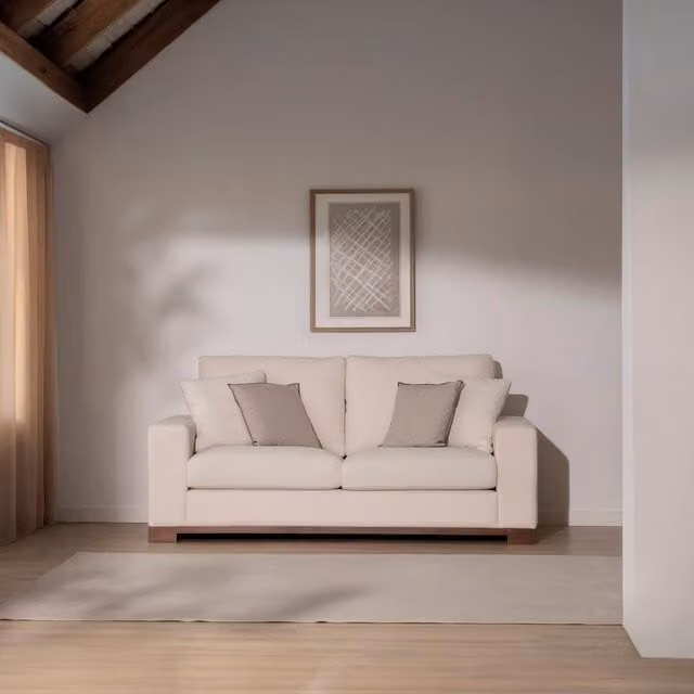 Divano a 2 posti Banak in tessuto beige con struttura in legno e cuscini decorativi, design moderno per il tuo soggiorno