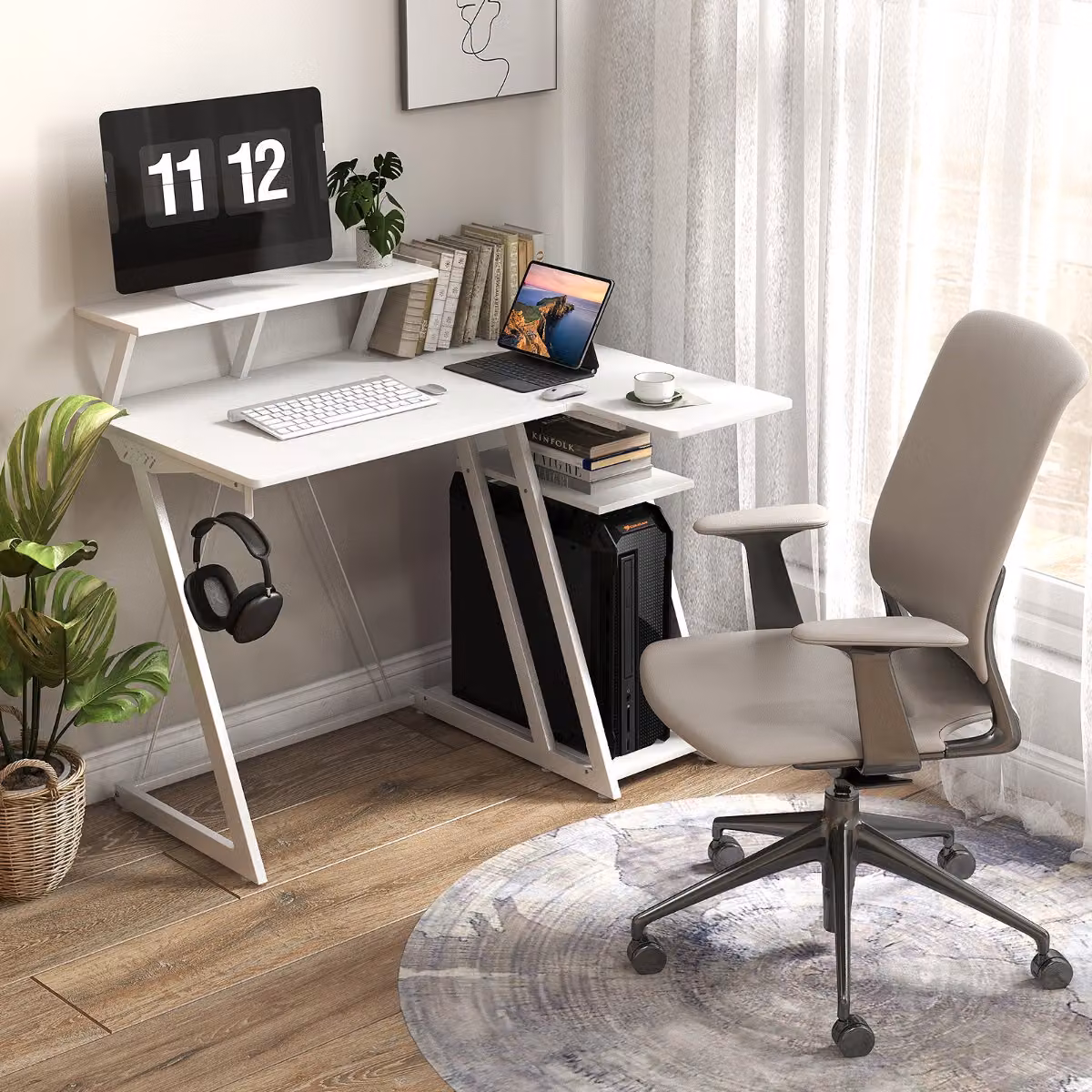 Scrivania da gioco Costway bianca con prese e porte USB, scrivania per computer moderna con ripiano per monitor e gancio per cuffie