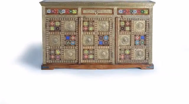 Credenza etnica in legno di acacia marrone con decorazioni geometriche Giner y Colomer