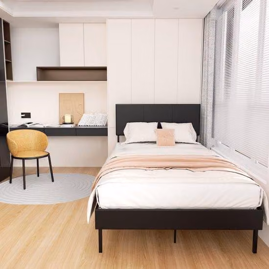 Letto in legno massello 140x200 cm con rete a doghe, portata massima 350 kg - nero