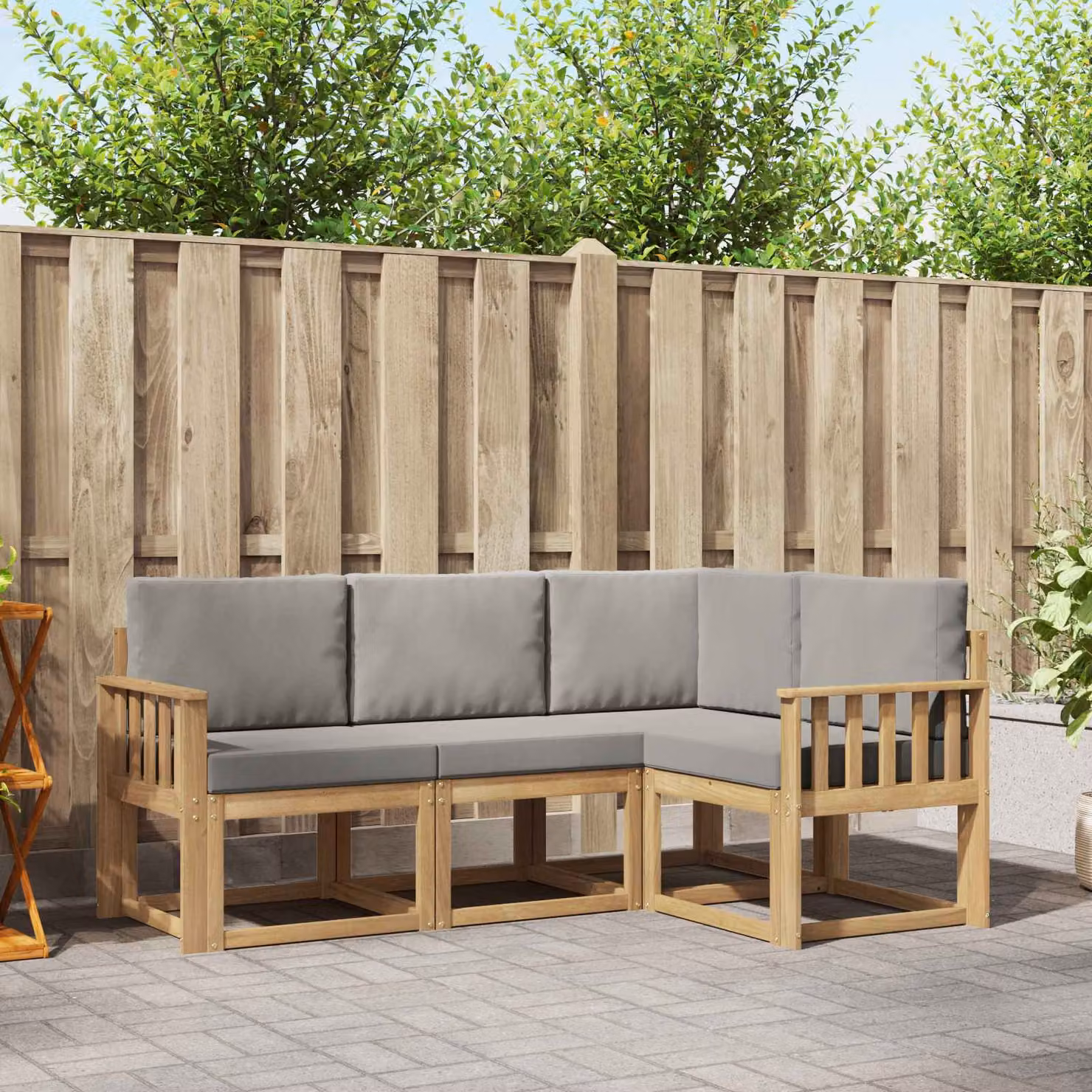 Set di divani da esterno vidaXL a forma di L composto da 4 pezzi in legno di acacia con cuscini bianchi e grigi