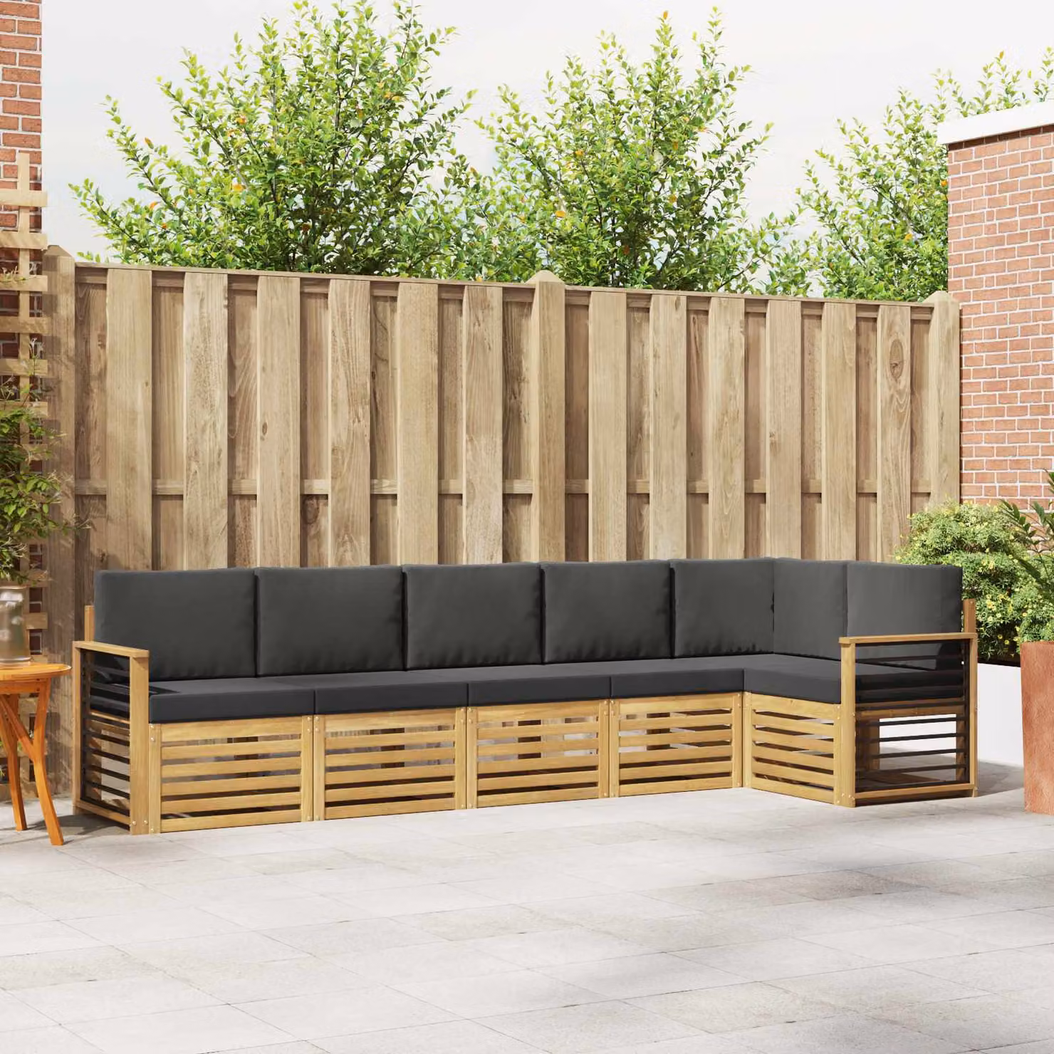 Set di divani da esterno vidaXL a forma di L composto da 6 pezzi in legno di acacia con cuscini bianchi e antracite in poliestere resistente ai raggi UV