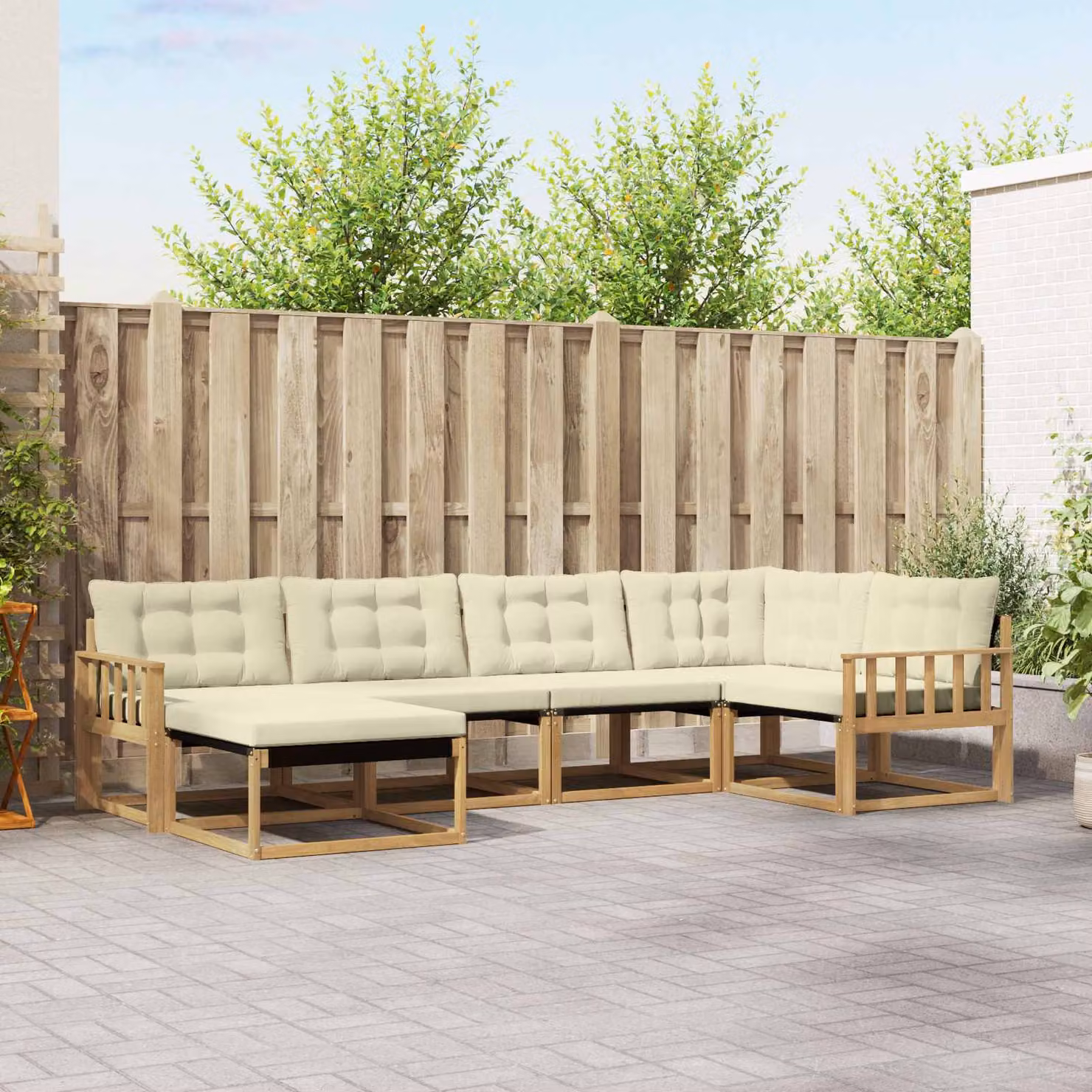 Set di divani da esterno vidaXL a forma di L composto da 6 pezzi in legno di acacia con cuscini bianchi e beige per giardino e terrazza