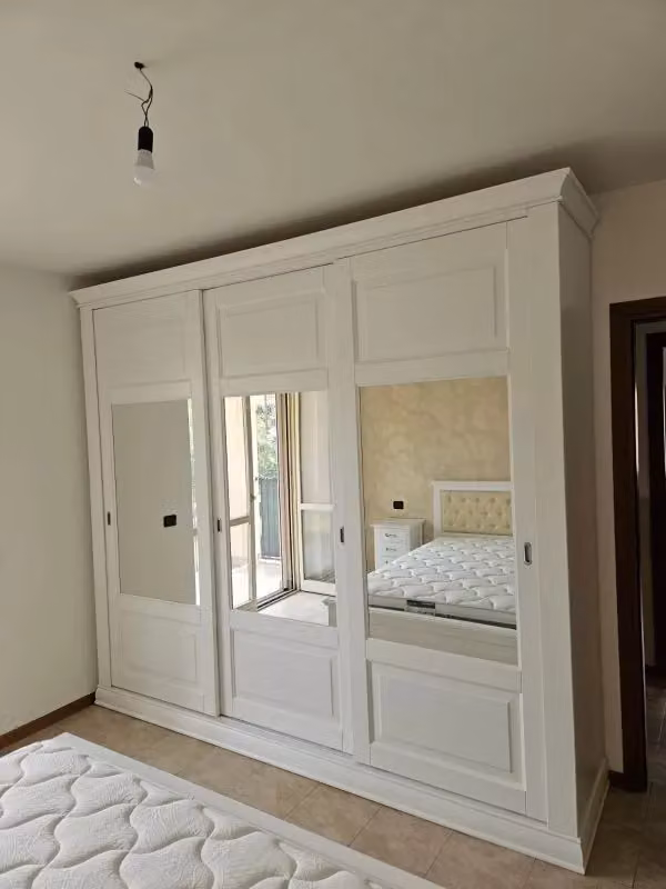Armadio 3 porte scorrevoli in legno e vetro stile shabby chic bianco Mobili 2G L: 294 cm, P: 65 cm, H: 258 cm