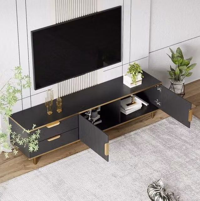 Mobile TV nero e oro 170x45x37 cm con superficie intagliata e maniglie dorate