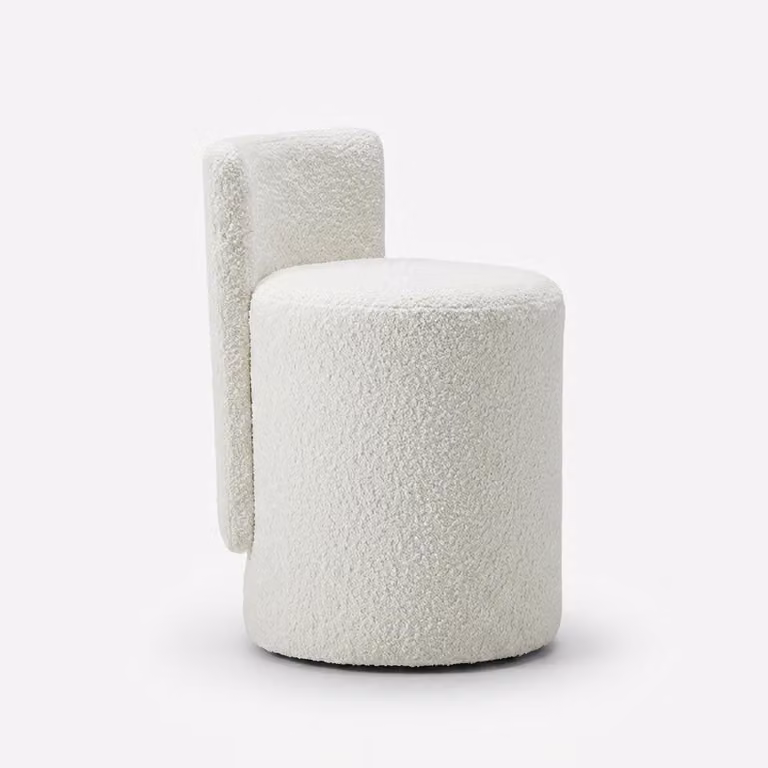 Pouf moderno, bianco, elegante. Pouf imbottito, poggiapiedi