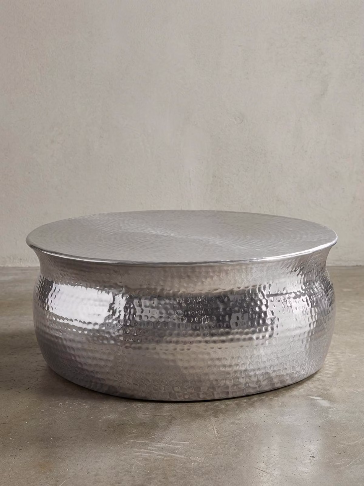 Tavolino da salotto 75x31x75 cm in alluminio argento Tavolino orientale rotondo, Tavolino da salotto in metallo martellato piatto, Tavolino da salotto di design moderno, Tavolino da salotto indiano piccolo