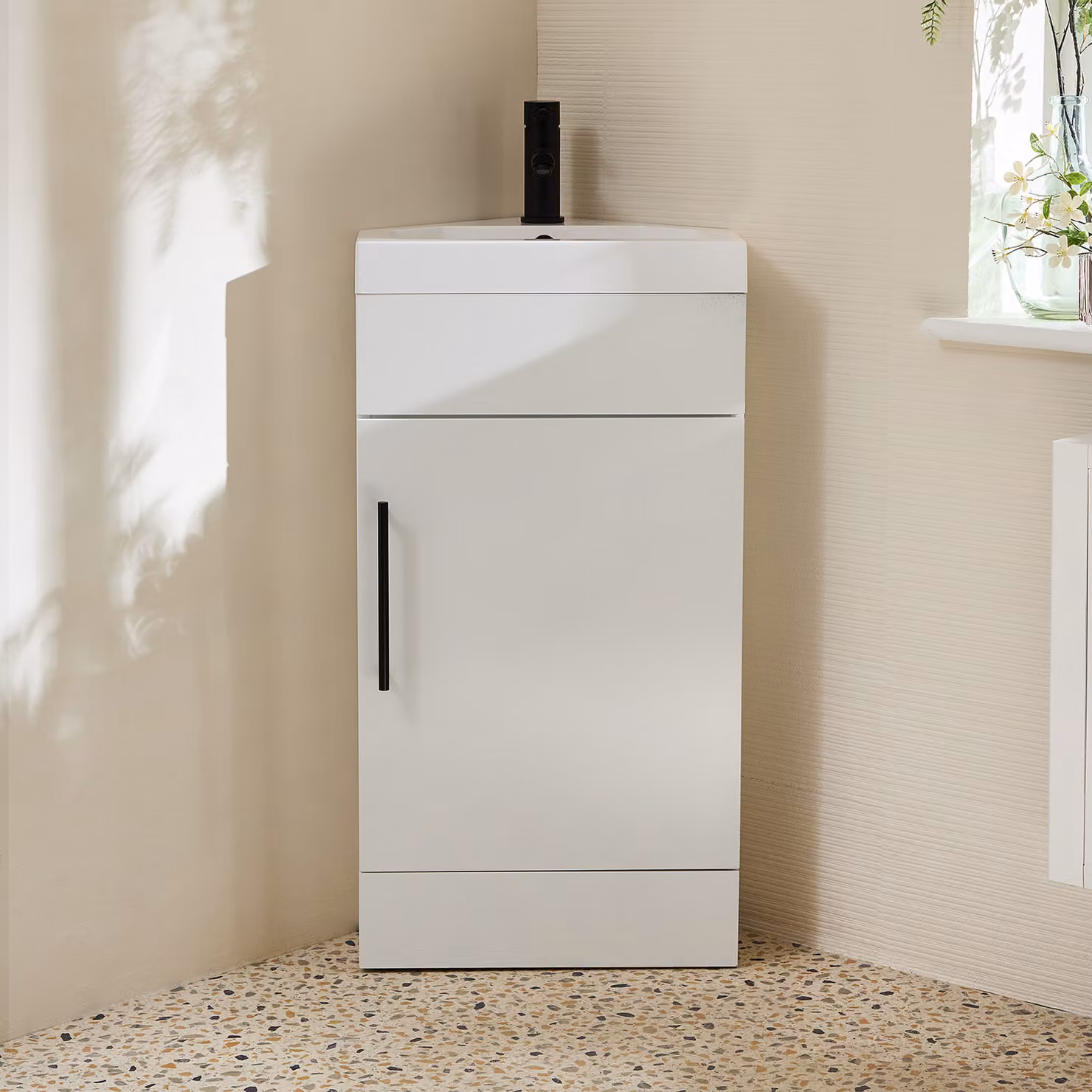 Mobile Bagno a Terra Angolare Bianco da 450mm con Lavabo e Maniglia con Barra a T Nera - Cluo