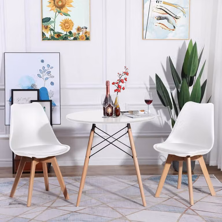 Tavolo rotondo con 2 sedie, colore bianco, materiali: MDF/legno massello di faggio, rivestimento in ecopelle PP/PU. Dimensioni: 80x80x74 cm