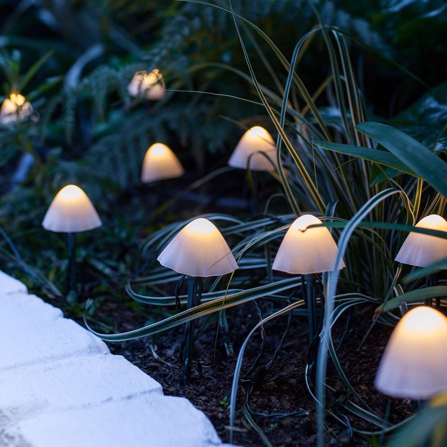 Lights4fun, catena luminosa solare con 12 LED a forma di fungo, luce calda. Lampade solari a forma di fungo per decorazioni da esterno, lampada a forma di fungo per decorazioni da giardino, illuminazione da giardino, lampade solari per balcone, connettore