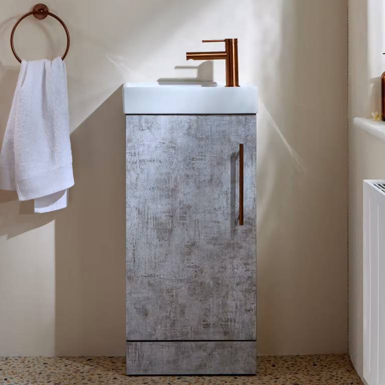 Mobile Bagno a Terra Grigio Cemento da 400mm con Lavabo e Maniglia con Barra a T Rame Satinato - Cluo