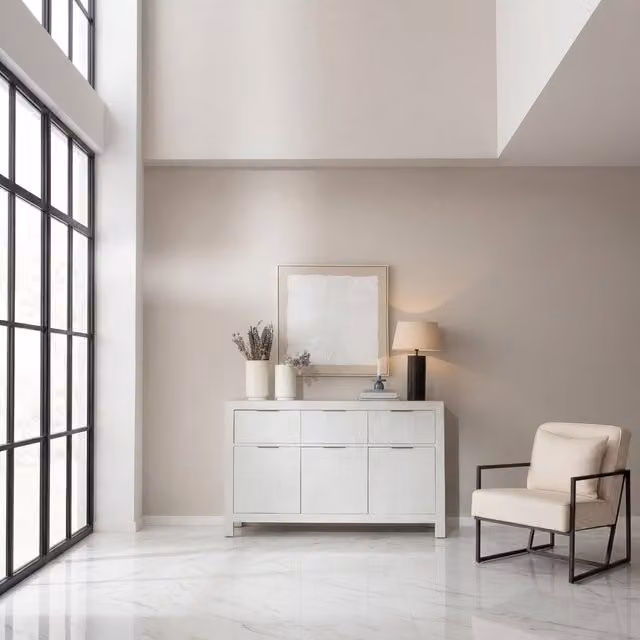 Credenza Cuzco Banak in legno massiccio di araucaria bianco e grigio con design geometrico moderno