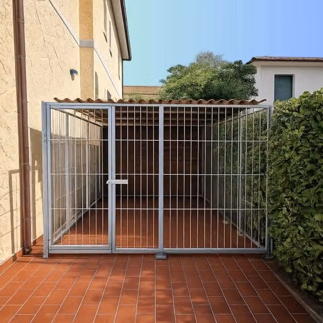 Box per cani SIDERBOX con retro in legno e struttura in metallo zincato, resistente alle intemperie, colore argento e nero, L: 400 cm, P: 200 cm, H: 180 cm – 1