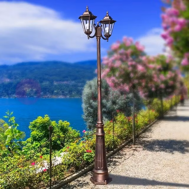 Lampione da giardino Iris Luce con 2 luci a lanterna esagonale Dafne Media, struttura nero-argento in alluminio e diffusore sabbiato, Altezza: 241 cm
