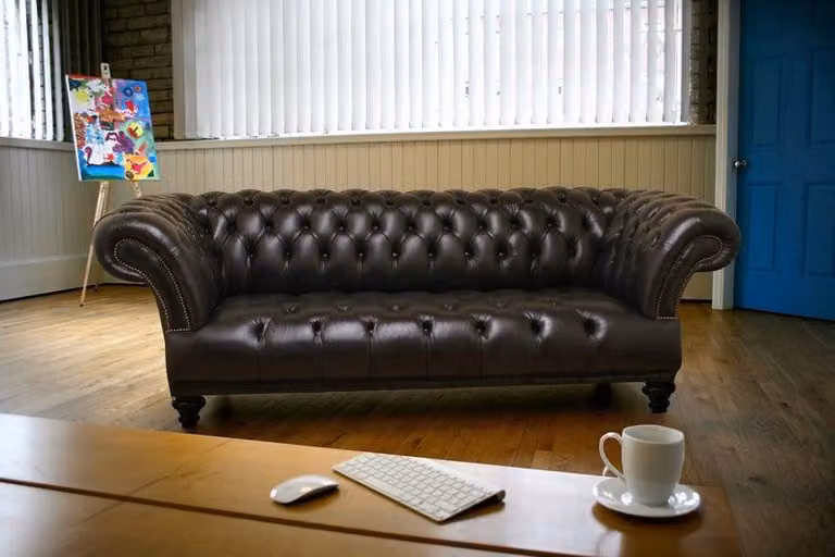 Grüne Designer Sofa Couch XXL 3 Sitzer Big Sofas Couchen Leder Polster
