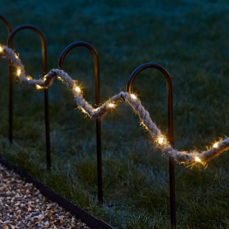 Catena luminosa con 60 LED bianco caldo, lunghezza 4,5 metri, con timer, grado di protezione IP44, alimentazione a batteria