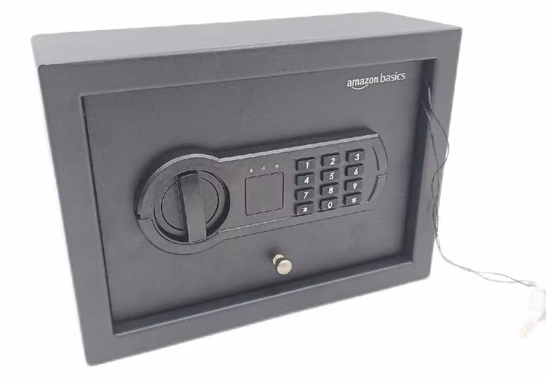 Amazon Basics Cassaforte, piccola e sottile, per cassetti della scrivania, con serratura elettronica a combinazione programmabile, nera, 30 cm L x 21,8 cm P