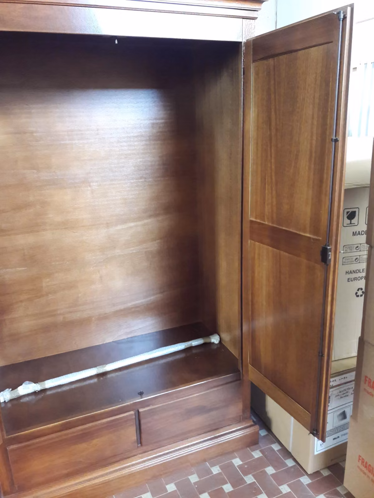 Armadio a 2 ante in legno massello Mobili 2G colore noce L/P/H: 125 x 61 x 200 cm – 3