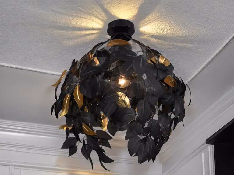 Originale lampada da soffitto a LED con paralume a forma di foglia in nero e oro, per il soggiorno