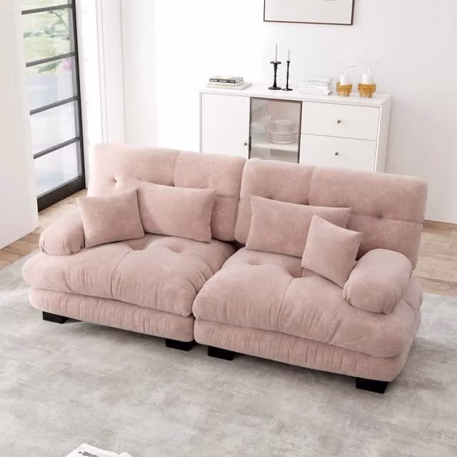 Divano angolare modulare con seduta profonda braccioli imbottiti cuscini lombari e decorativi in ciniglia rosa