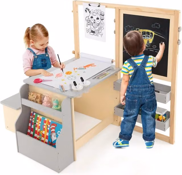 Set 3 in 1 Tavolo e Sedie per Bambini Costway in Legno Grigio con Lavagna Reversibile, Cavalletto Regolabile e Libreria per Bambini dai 3 ai 6 Anni – 1