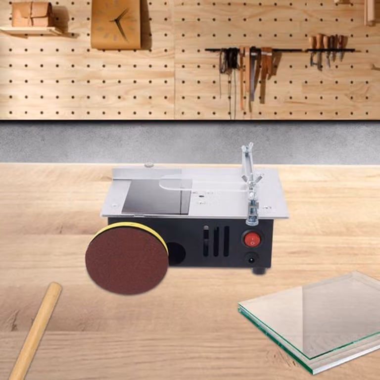 Seghetto da banco compatto con motore potente e design in alluminio, ideale per lavori di precisione