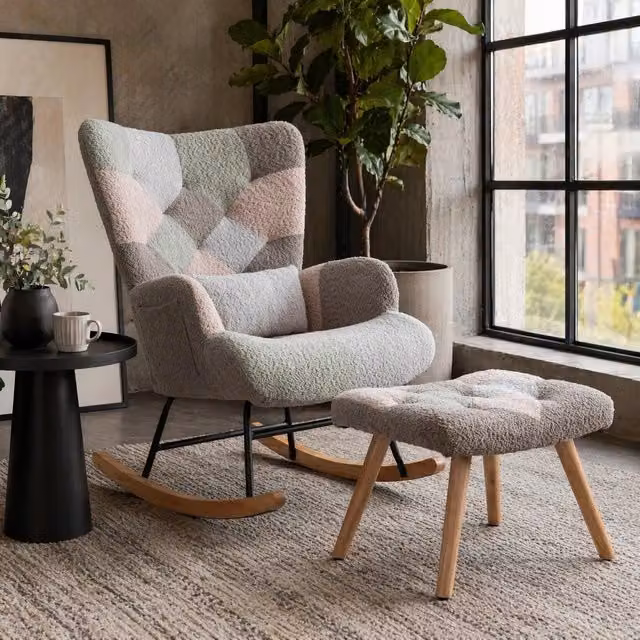 Sedia a dondolo MODFU con poggiapiedi e cuscino lombare in velluto multicolore e struttura in legno, Altezza: 93 cm