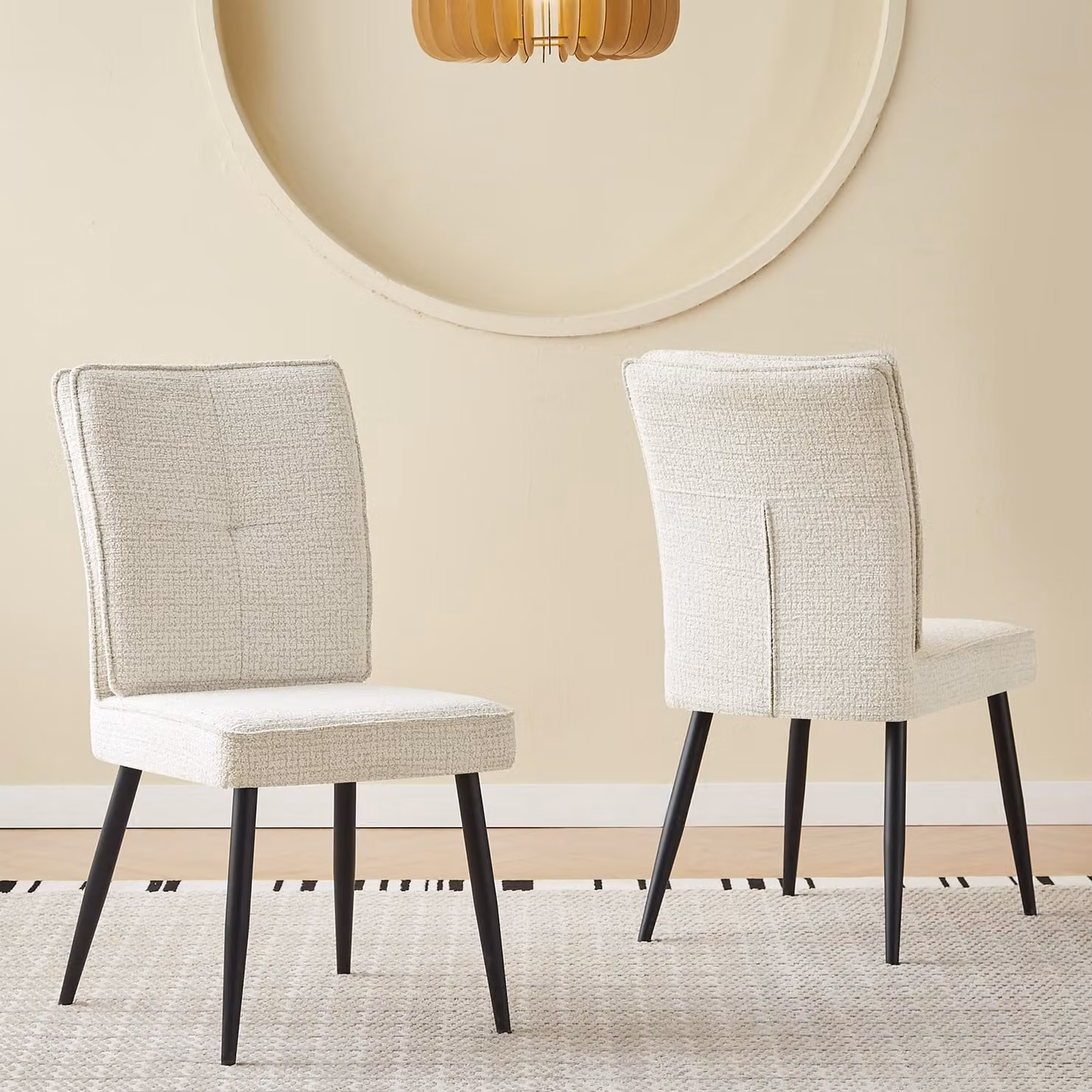 Set di 2 sedie da pranzo, con gambe in metallo, rivestimento in velluto a motivo "pied de poule" color crema.