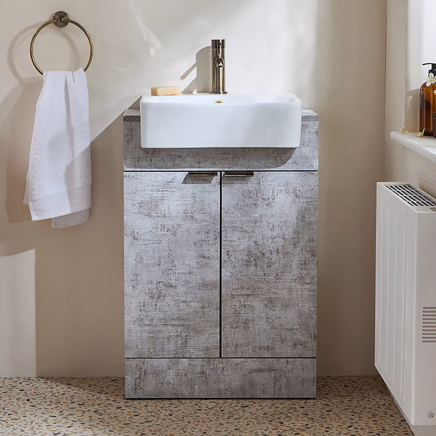 Mobile Bagno a Terra Grigio Cemento da 550mm con Lavabo e Maniglie con Impugnatura a Dito in Ottone Spazzolato - Cluo
