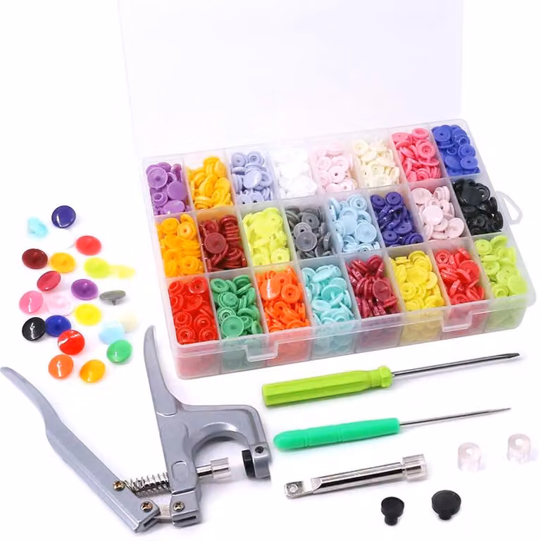 Set di 384 bottoni a pressione in plastica con strumenti