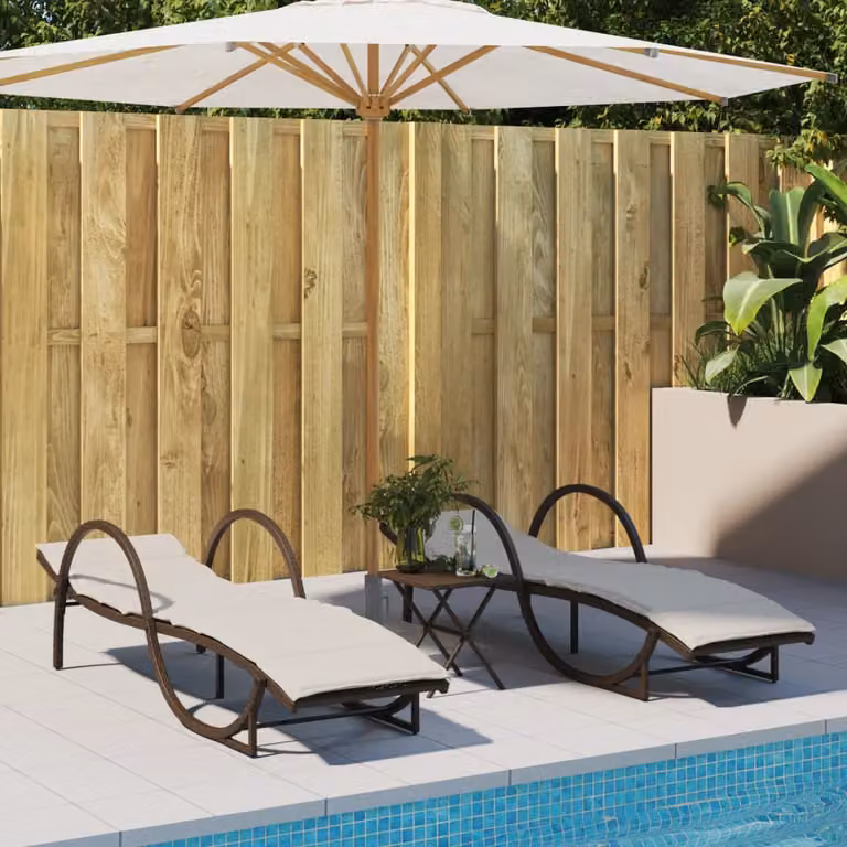 Set di 2 lettini prendisole vidaXL in polyrattan marrone con cuscini bianchi regolabili