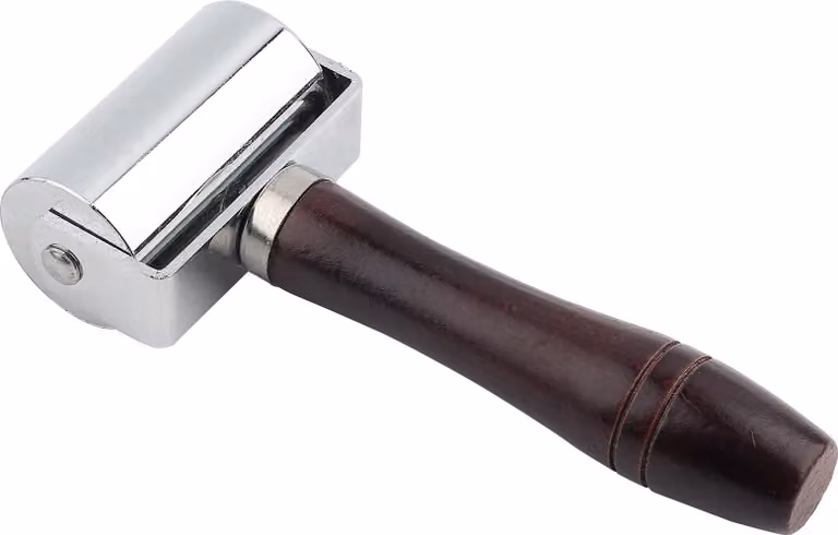 Rullo per pelle fai da te da 60 mm, Acciaio al carbonio temprato e resistente all'usura, con manico in legno, per piegare e incollare la pelle – ideale per gli artigiani