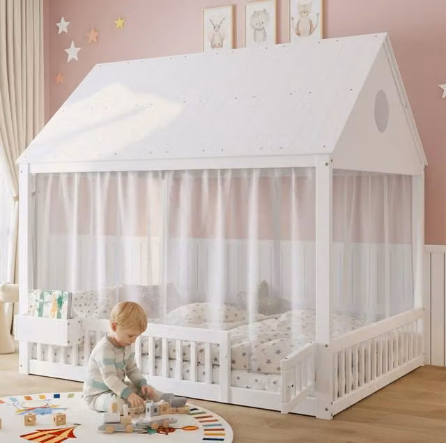 Letto singolo per bambini ULEVR 140x200 cm a casetta con tenda bianca e vano portaoggetti, bianco