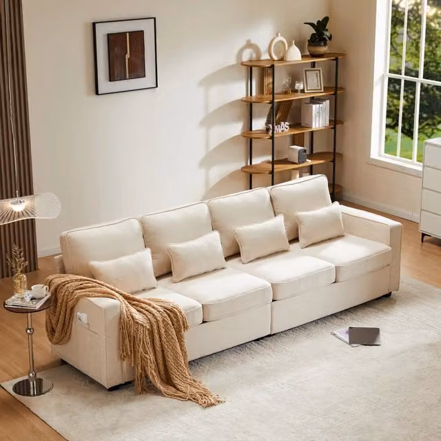 Divano quattro posti con schienale alto tasche laterali e 4 cuscini lombari per soggiorno in tessuto effetto lino beige