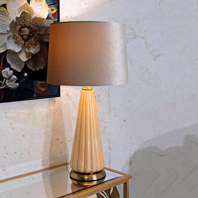 Lampada da Tavolo Moderna in Metallo e Tessuto, Disponibile in Rosa, Beige o Bronzo, con Paralume a Cilindro e Attacco E27 – 1