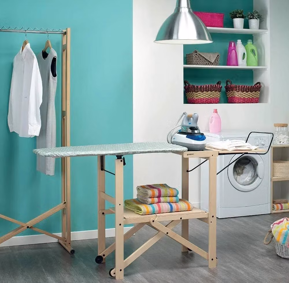 Postazione da stiro pieghevole Foppapedretti con ruote e piano in legno color beige – 2