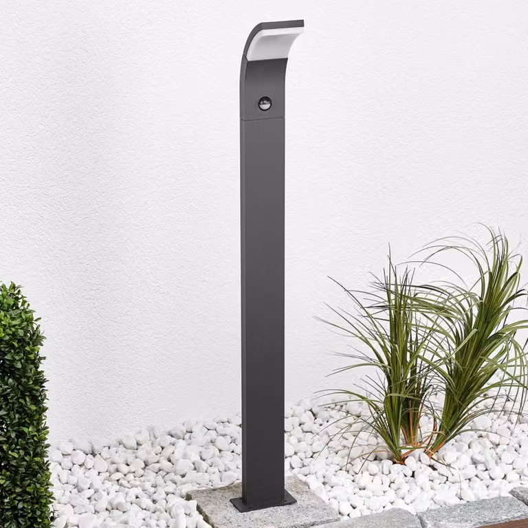 Lucande lampione a LED Timm, sensore, 100 cm, antracite, IP54 Timm, Nero, Alluminio, Moderno