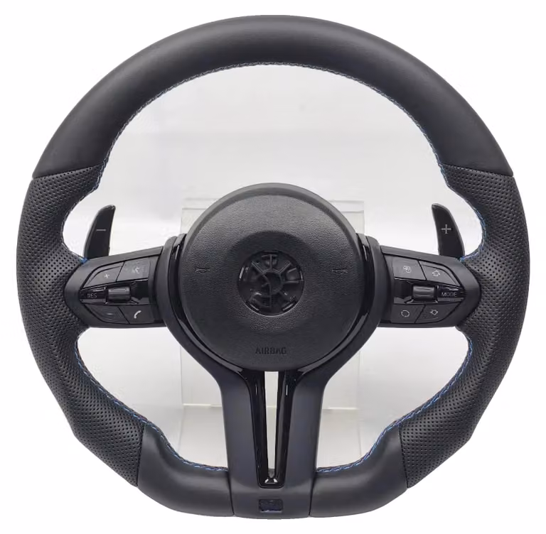Volante, rivestito in pelle, con pulsanti multifunzione, modello E90 con airbag