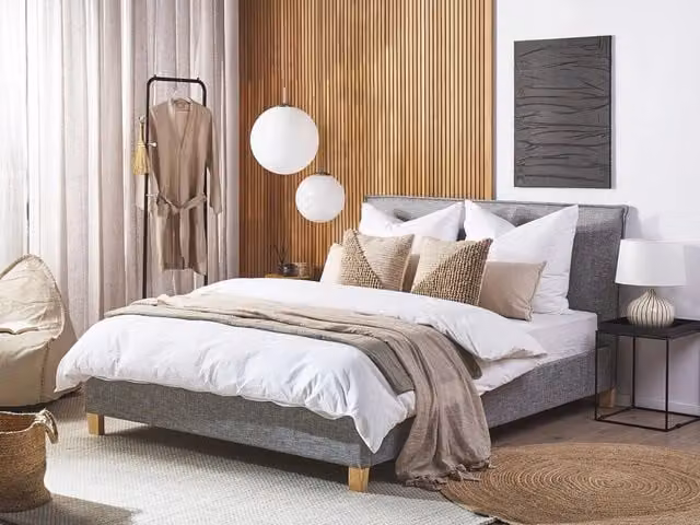 Letto Beliani in stile scandinavo con rivestimento in tessuto grigio e gambe in legno di pioppo oliato, L/P: 160 x 200 cm