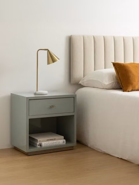 Comodino Celine Kenay Home verde con 1 cassetto e dettagli oro, stile moderno
